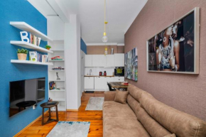 Cozy and Central 2BD Flat - At the Heart of It All